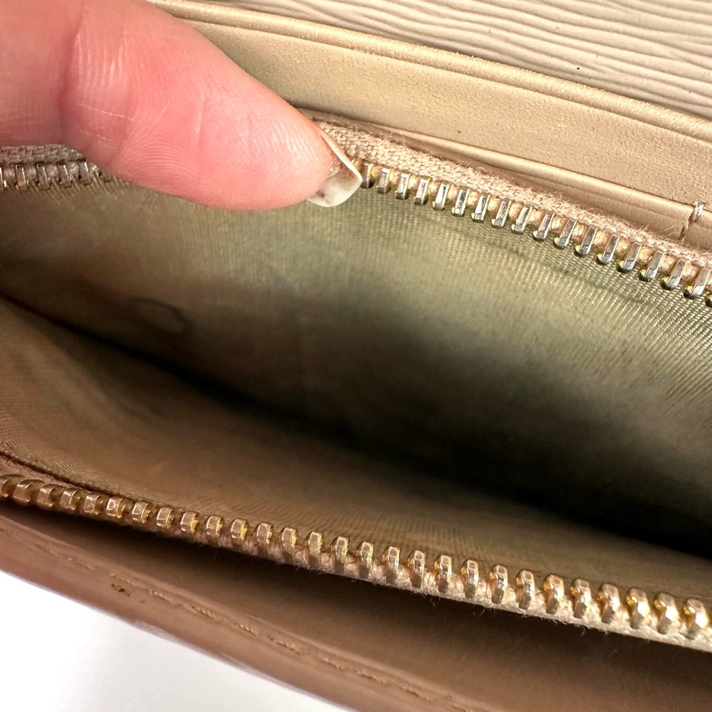 Pre-loved Prada Vitello Move long wallet in the color Cipria with Gold Logo - Picture 10 of 16